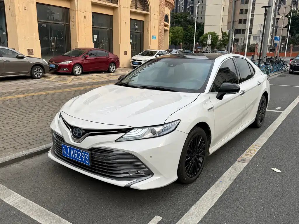 Toyota Camry 2021 — фото 1 из 9