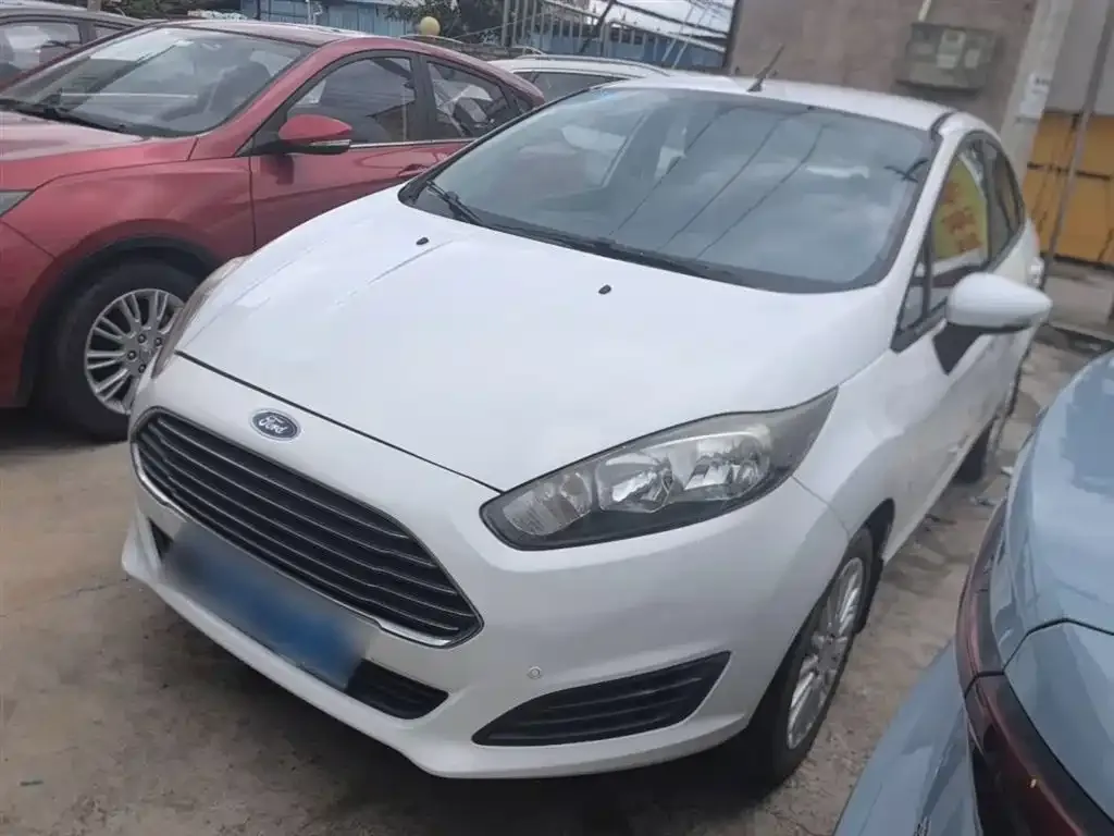 Ford Fiesta 2015 — фото 1 из 25