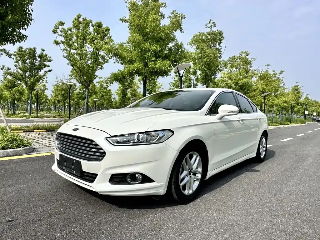 Ford Mondeo 2014 — фото 1 из 11