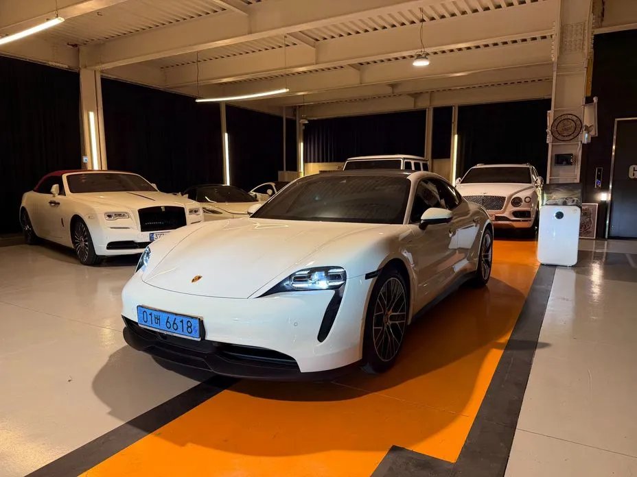 Porsche Taycan 2023 — фото 1 из 18