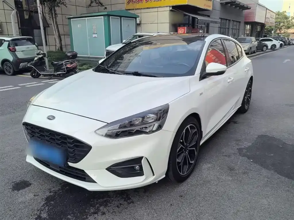 Ford Focus 2021 — фото 1 из 25