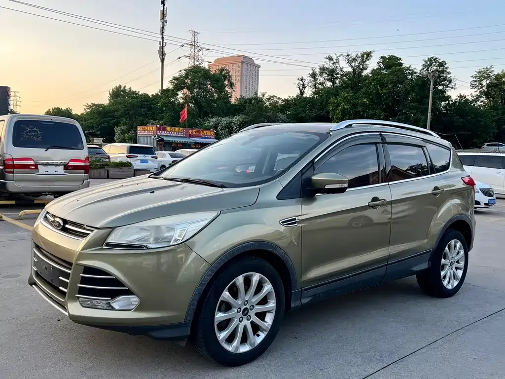 Ford Kuga 2015 — фото 1 из 12