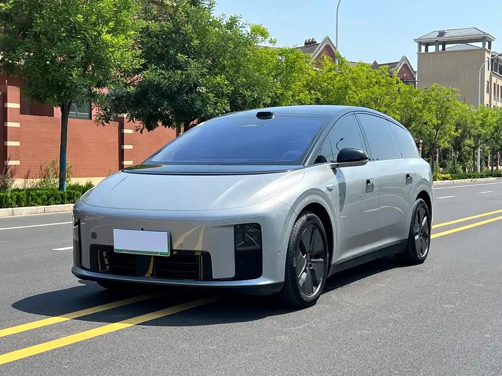 Li Auto Lii8 2025 — фото 1 из 5