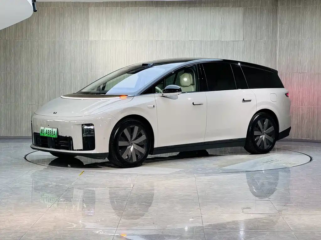 Li Auto Lii8 2025 — фото 1 из 5