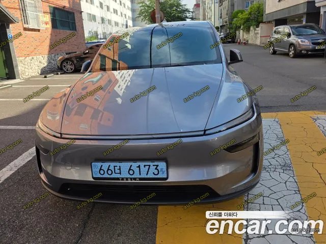 Tesla Model Y 2025