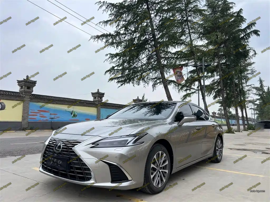 Lexus ES 2025