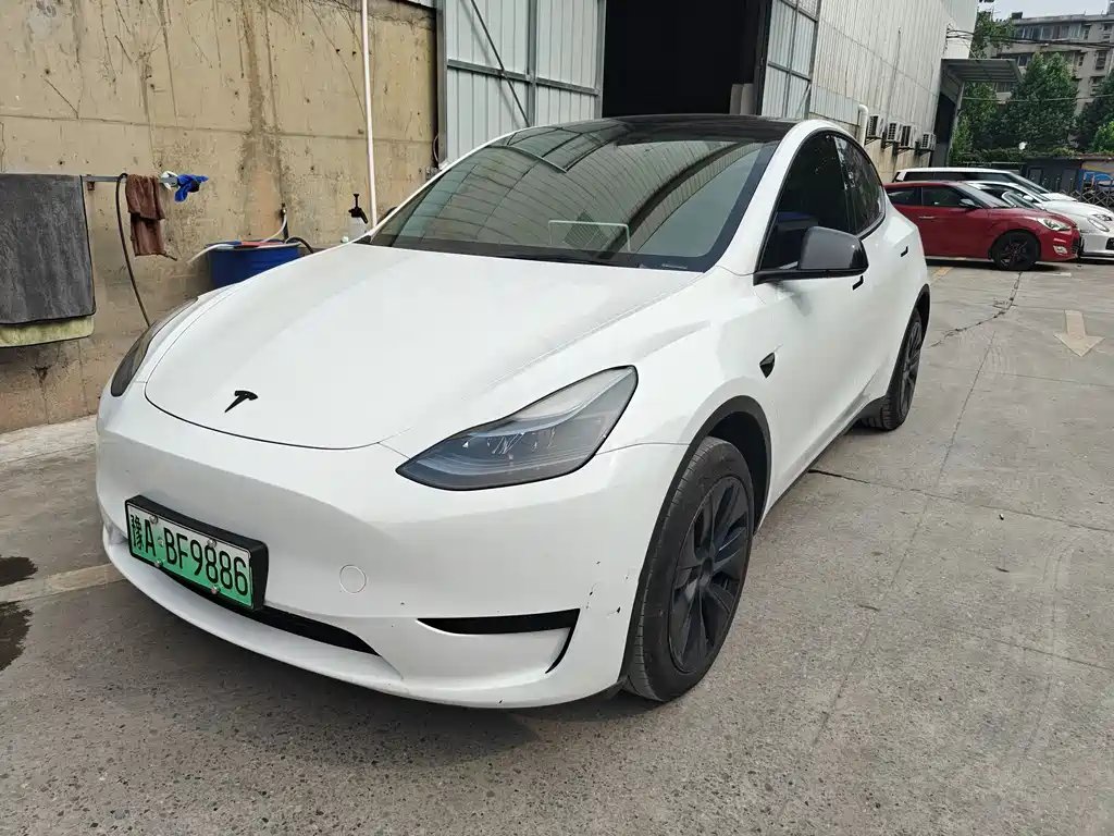 Tesla Model Y 2024