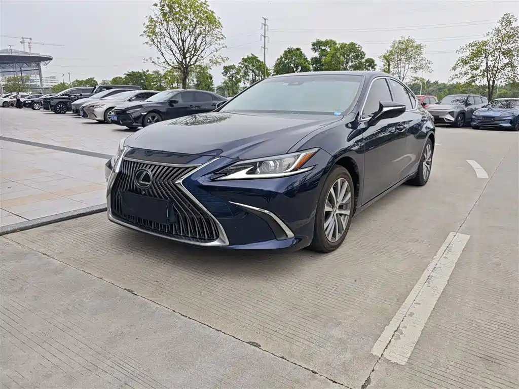 Lexus ES 2019