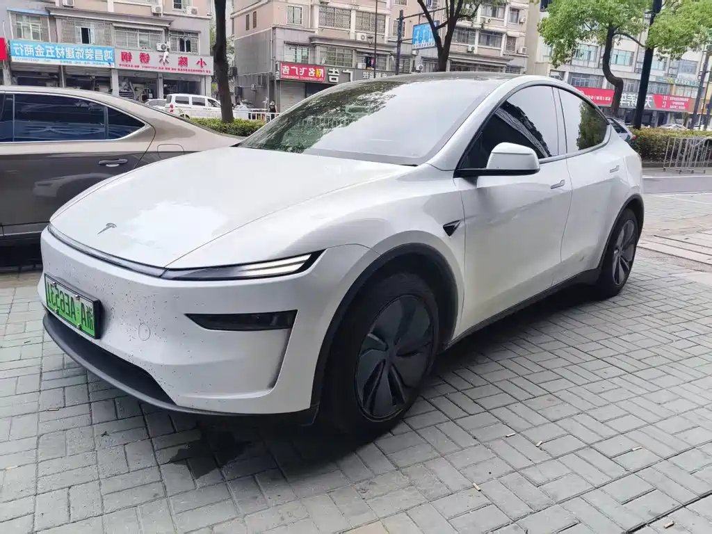 Tesla Model Y 2025