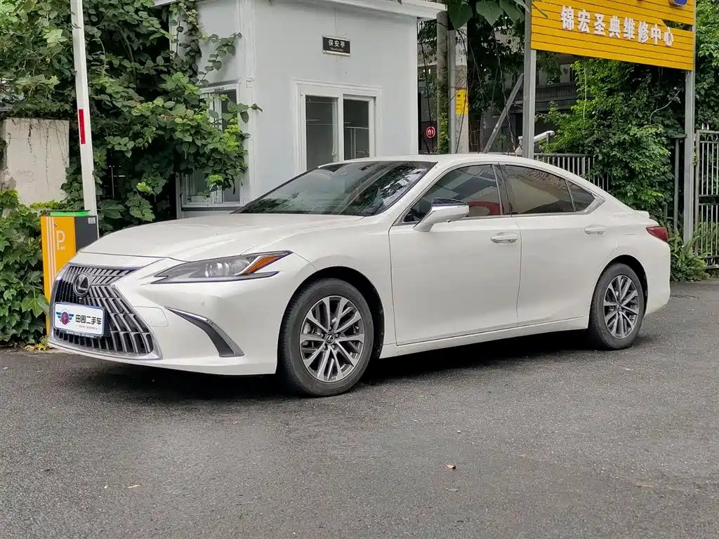 Lexus ES 2022