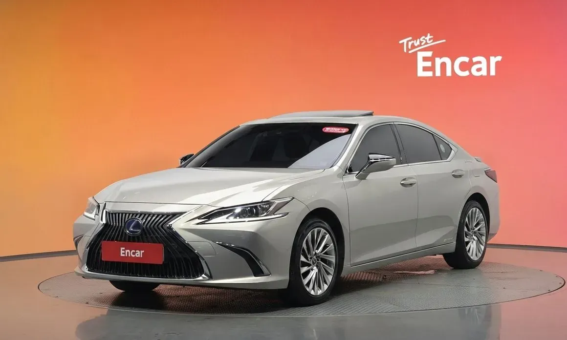 Lexus ES 2020 — фото 1 из 35