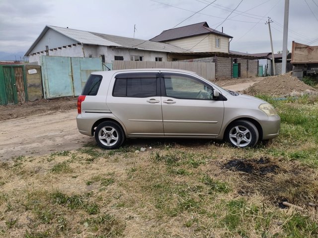 Toyota Raum II 2003