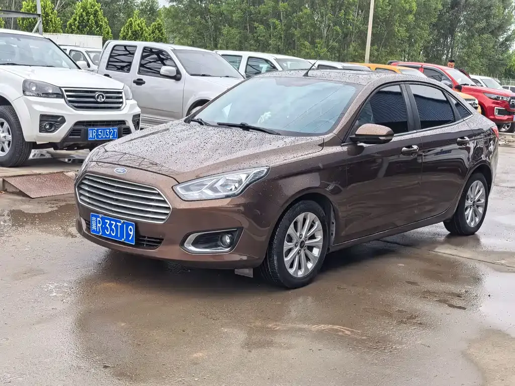 Ford Escort 2015 — фото 1 из 8