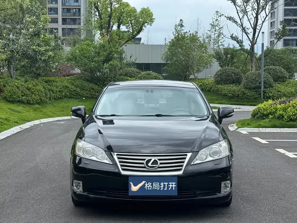 Lexus ES 2010 — фото 1 из 10