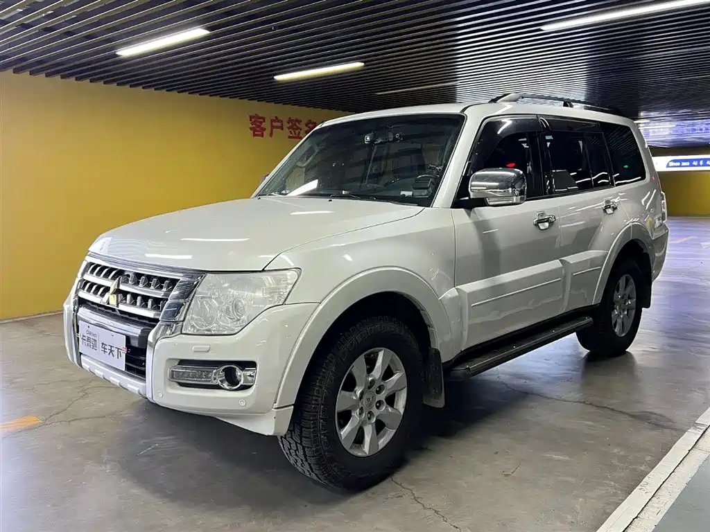 Mitsubishi Pajero (Import) 2015