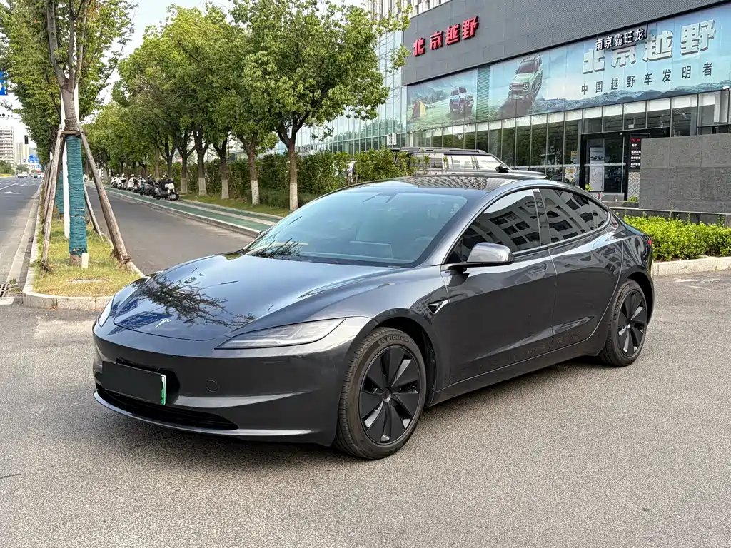 Tesla Model 3 2024