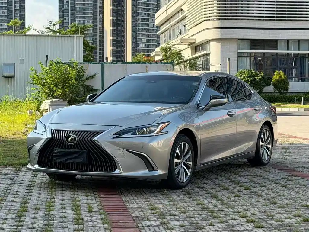 Lexus ES 2020