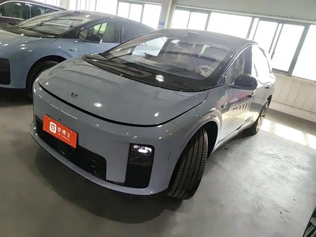 Li Auto Lii8 2025 — фото 1 из 5