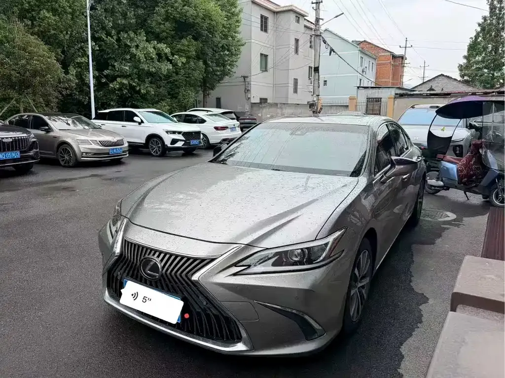 Lexus ES 2019 — фото 1 из 5