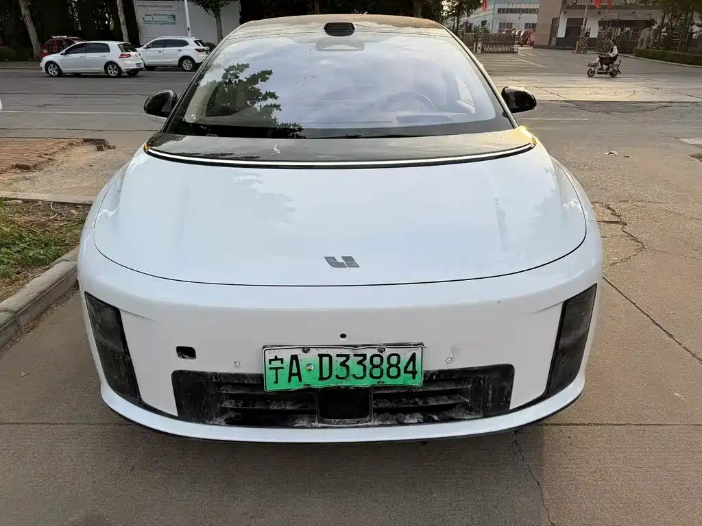 Li Auto Lii8 2025 — фото 1 из 5