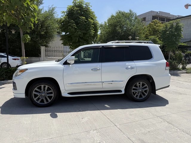 Lexus LX III 2011