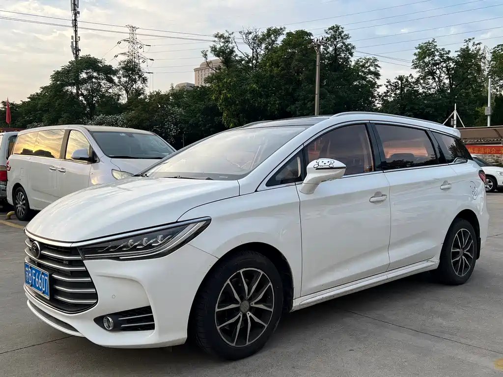 BYD MAX 2018