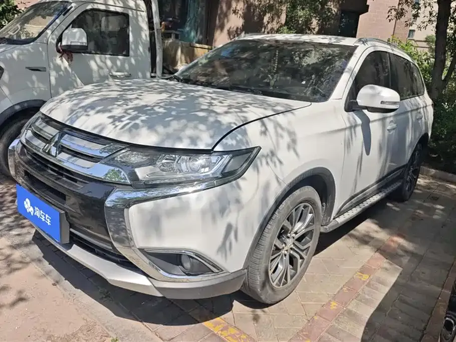 Mitsubishi Outlander 2018 — фото 1 из 16