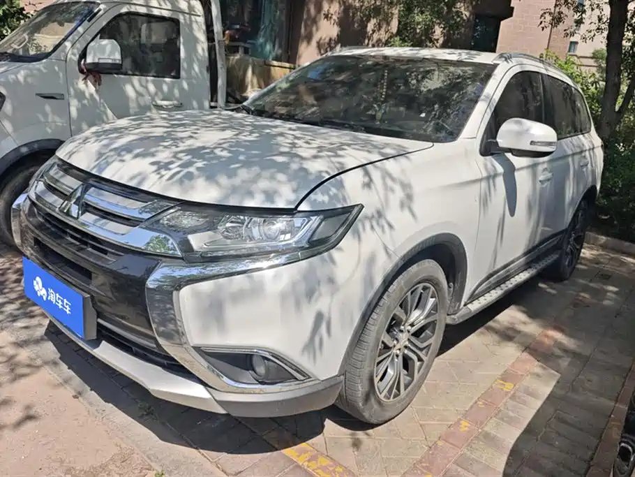 Mitsubishi Outlander 2018 — фото 1 из 5