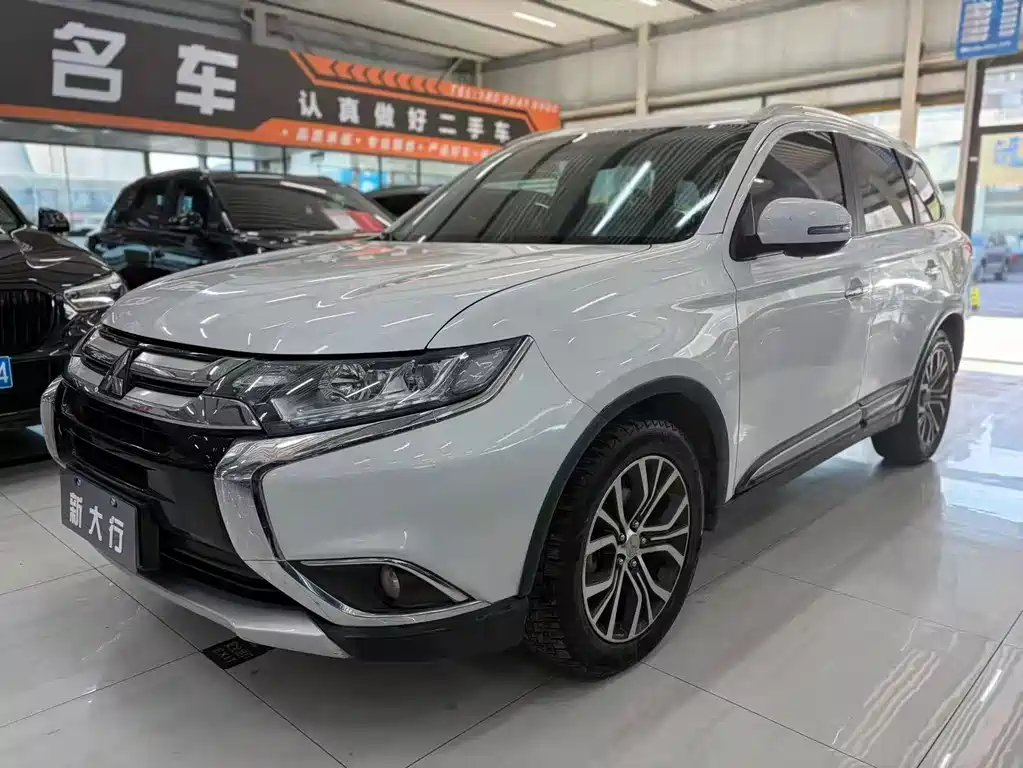Mitsubishi Outlander 2018 — фото 1 из 5
