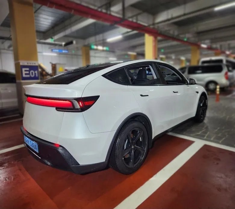 Tesla Model Y 2025