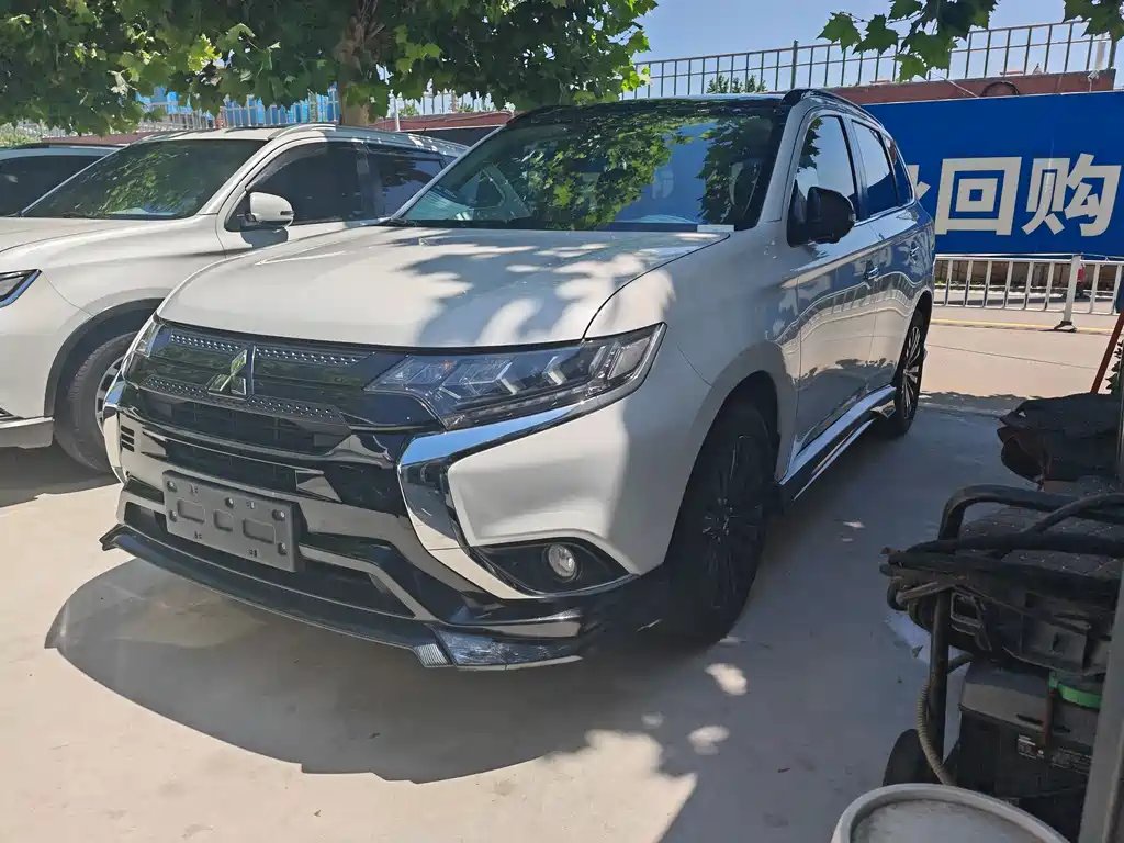 Mitsubishi Outlander 2023