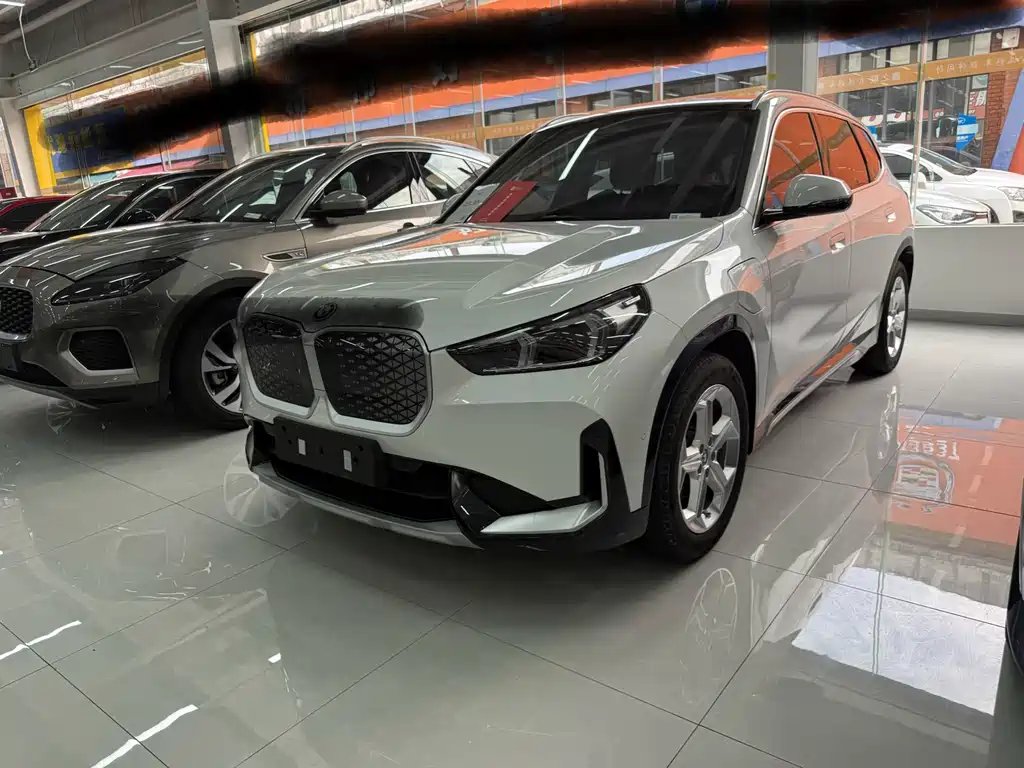 BMW iX1 2025