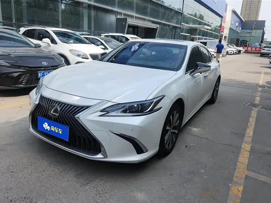 Lexus ES 2020