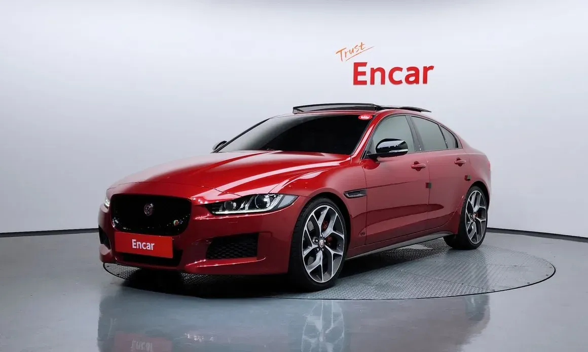 Jaguar XE 2019 — фото 1 из 38