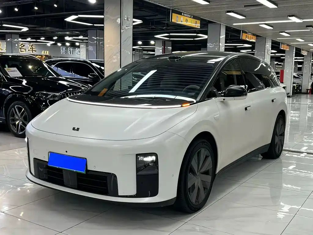 Li Auto Lii8 2025 — фото 1 из 5