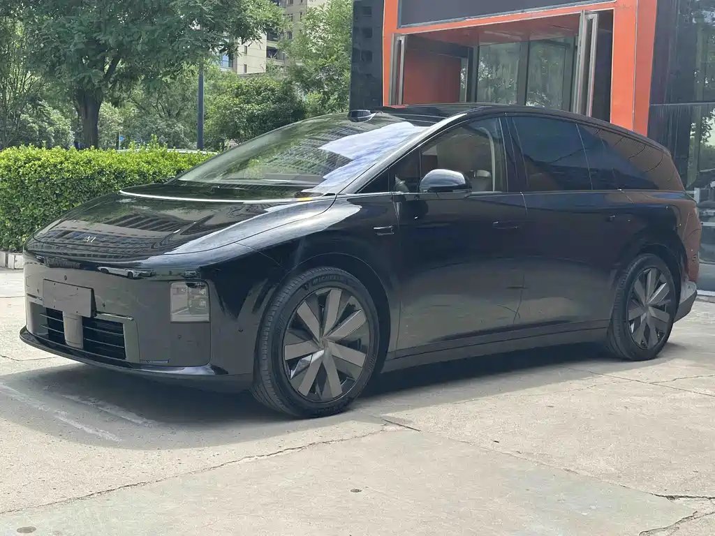 Li Auto Lii8 2025 — фото 1 из 5