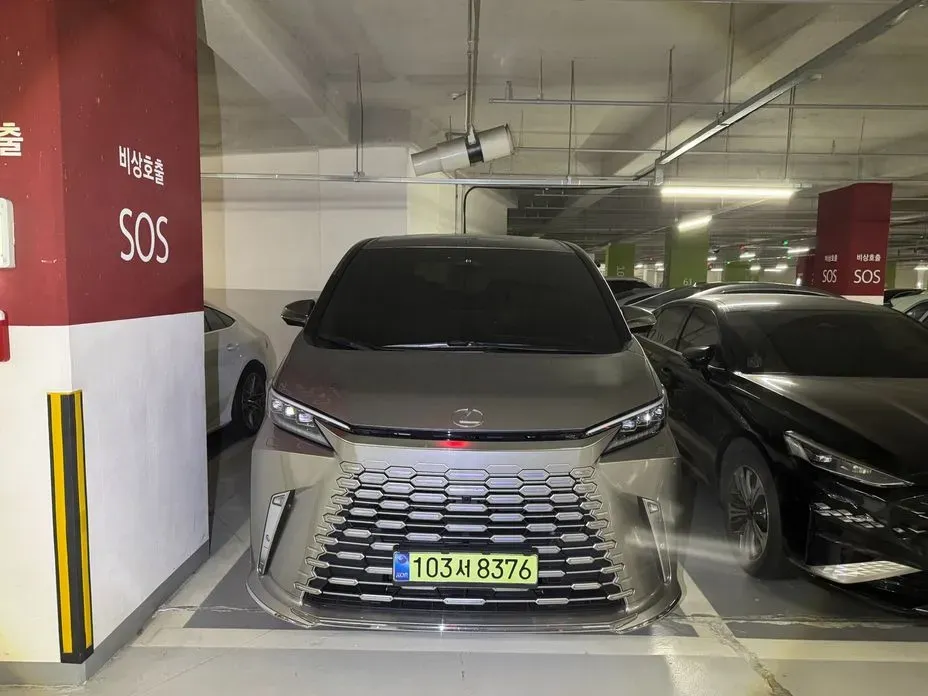 Lexus LM 2025 — фото 1 из 3