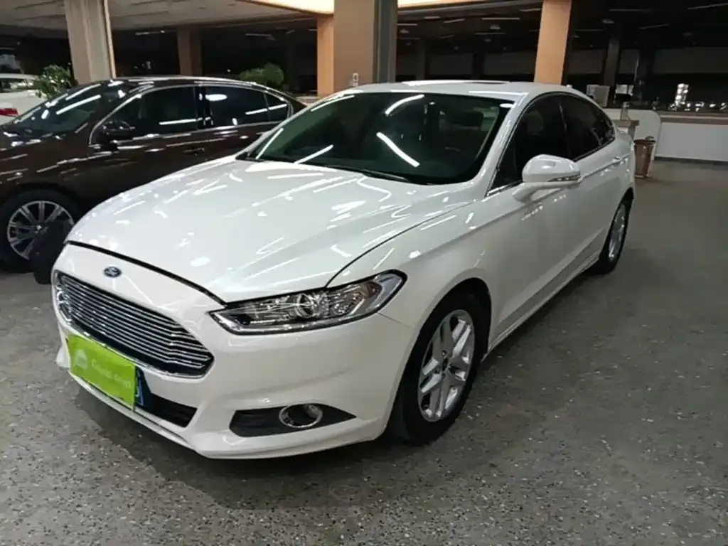 Ford Mondeo 2015 — фото 1 из 5