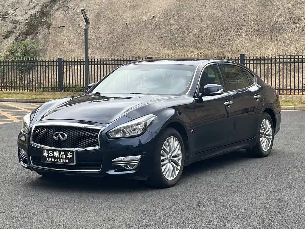 Infiniti Q70 2016