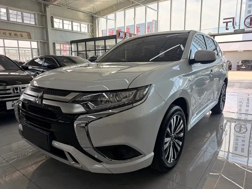Mitsubishi Outlander 2022 — фото 1 из 5
