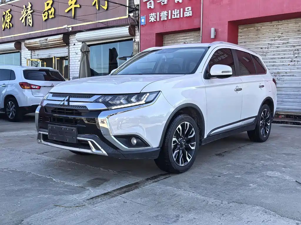 Mitsubishi Outlander 2021 — фото 1 из 5