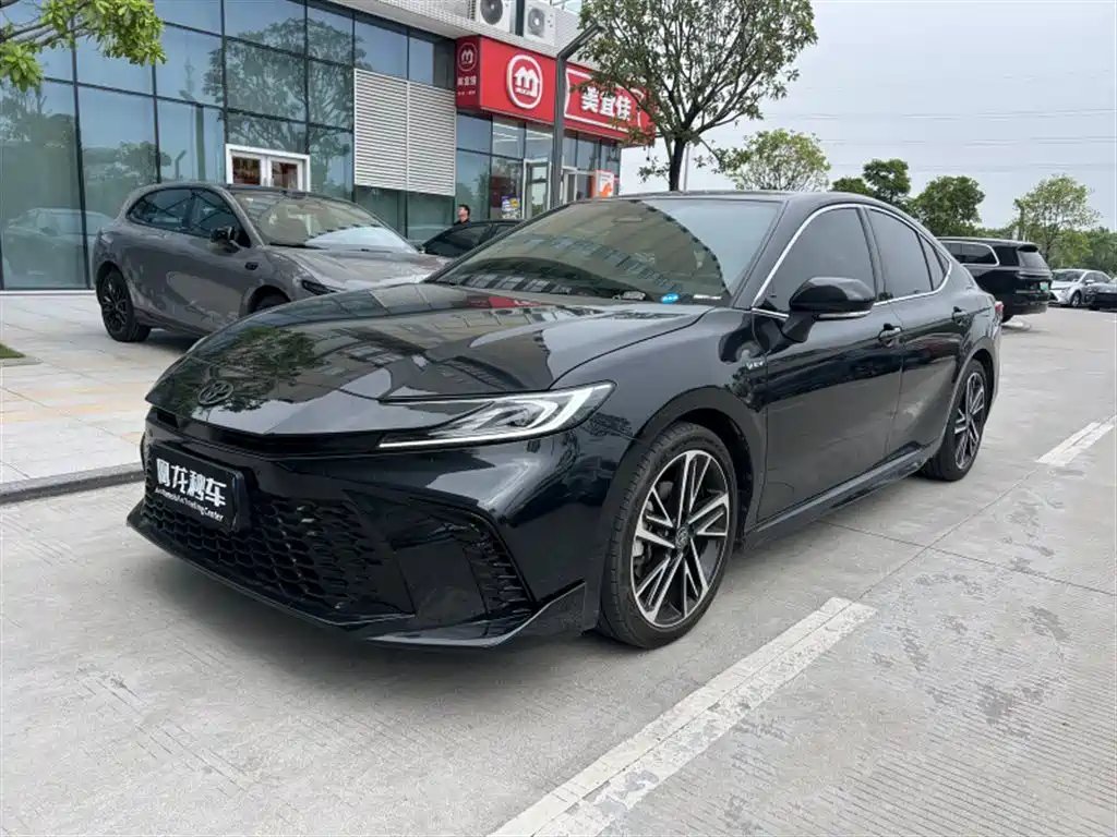 Toyota Camry 2024 — фото 1 из 5