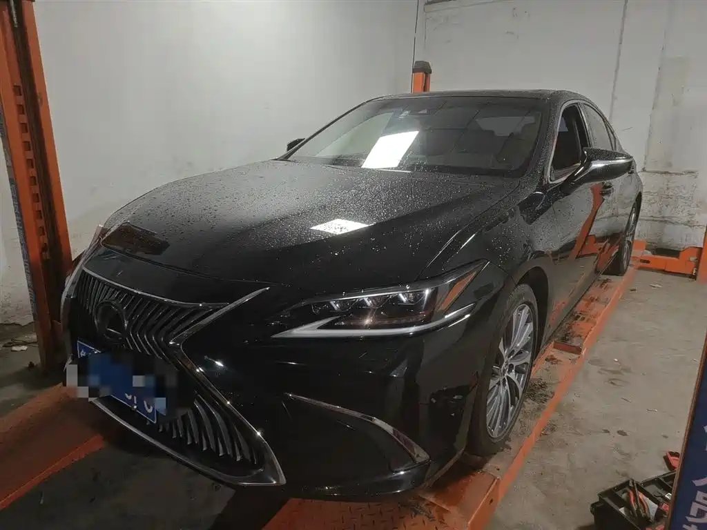 Lexus ES 2018 — фото 1 из 5