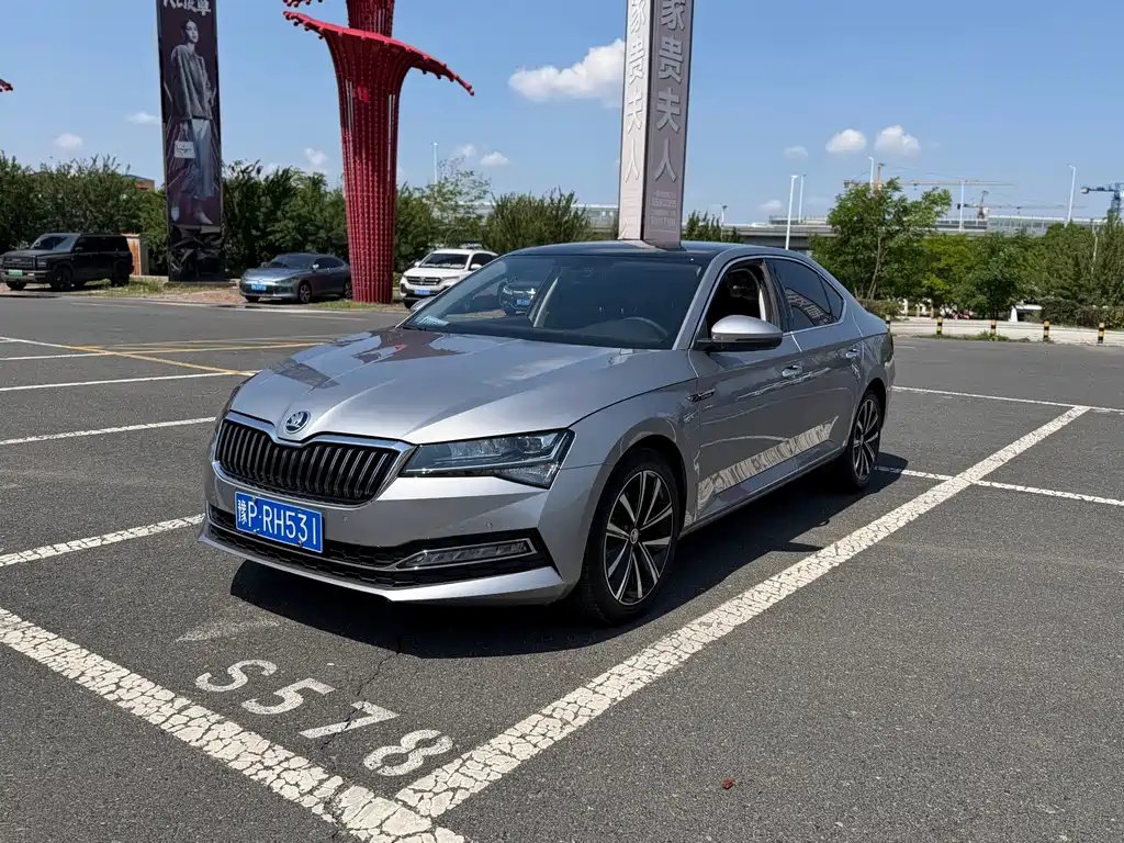 Skoda Superb 2023 — фото 1 из 5