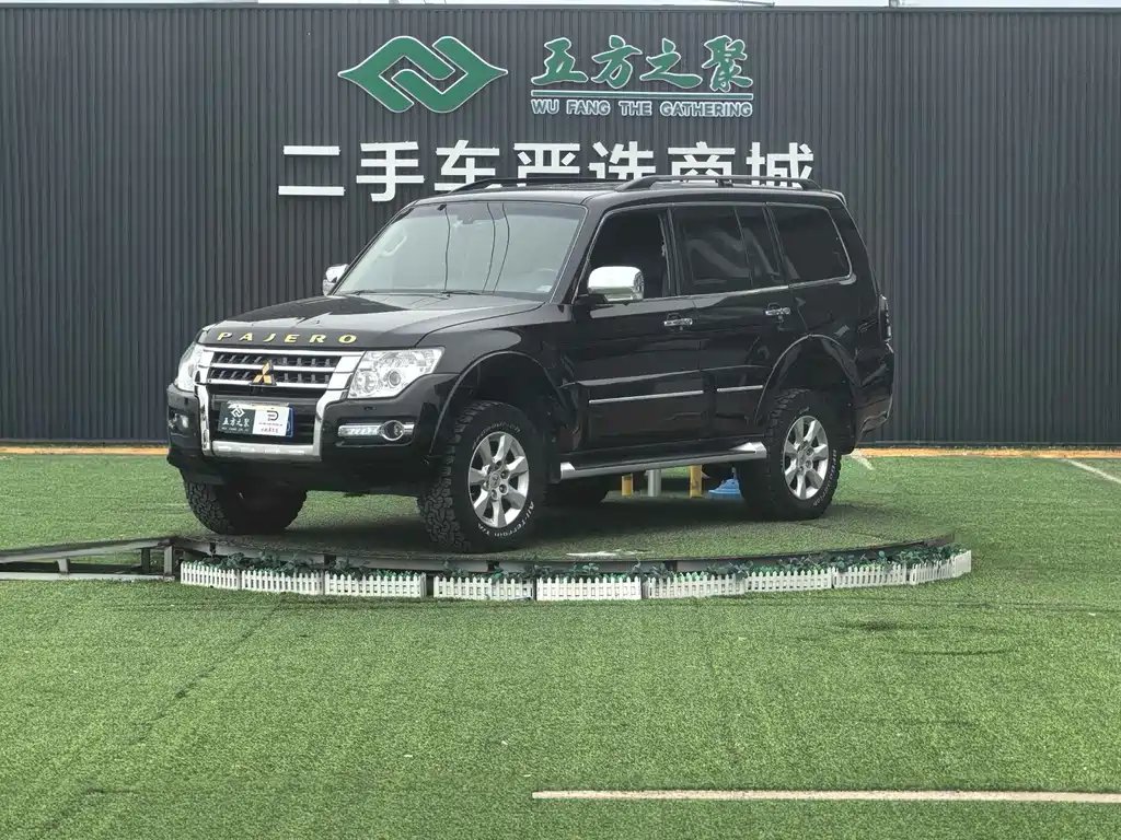Mitsubishi Pajero (Import) 2017 — фото 1 из 5