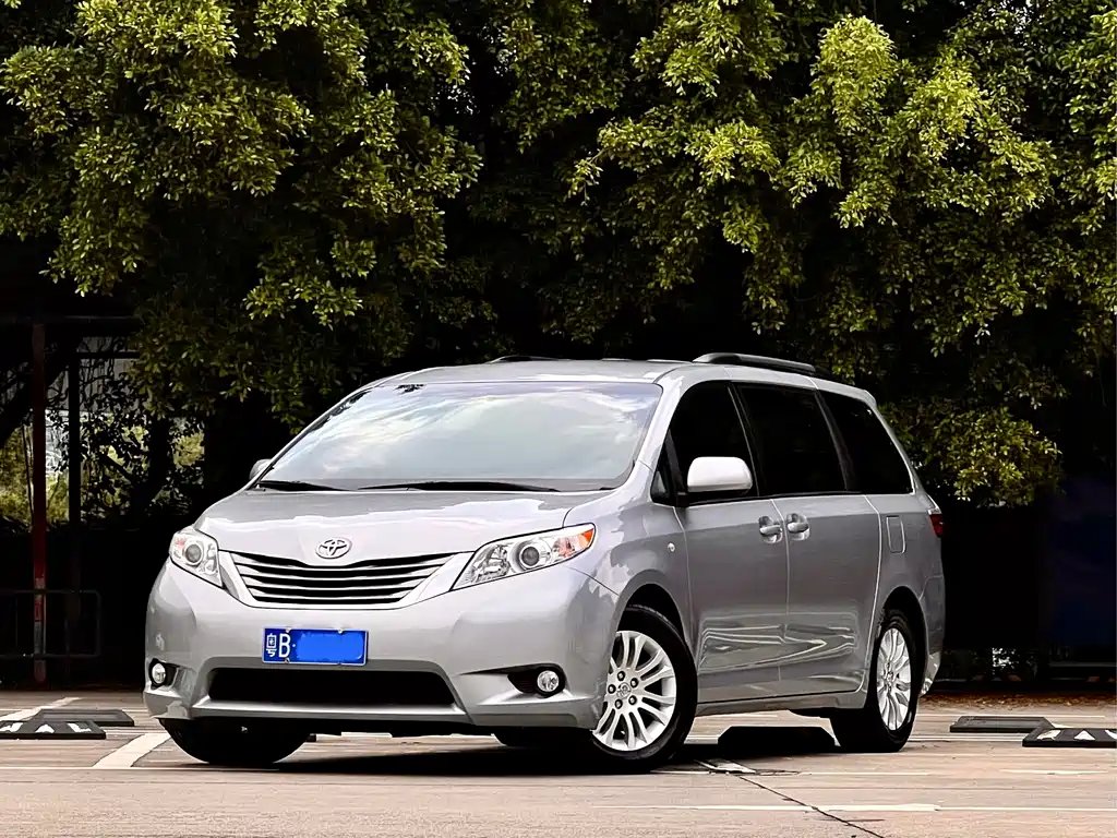 Toyota Sienna 2018 — фото 1 из 5