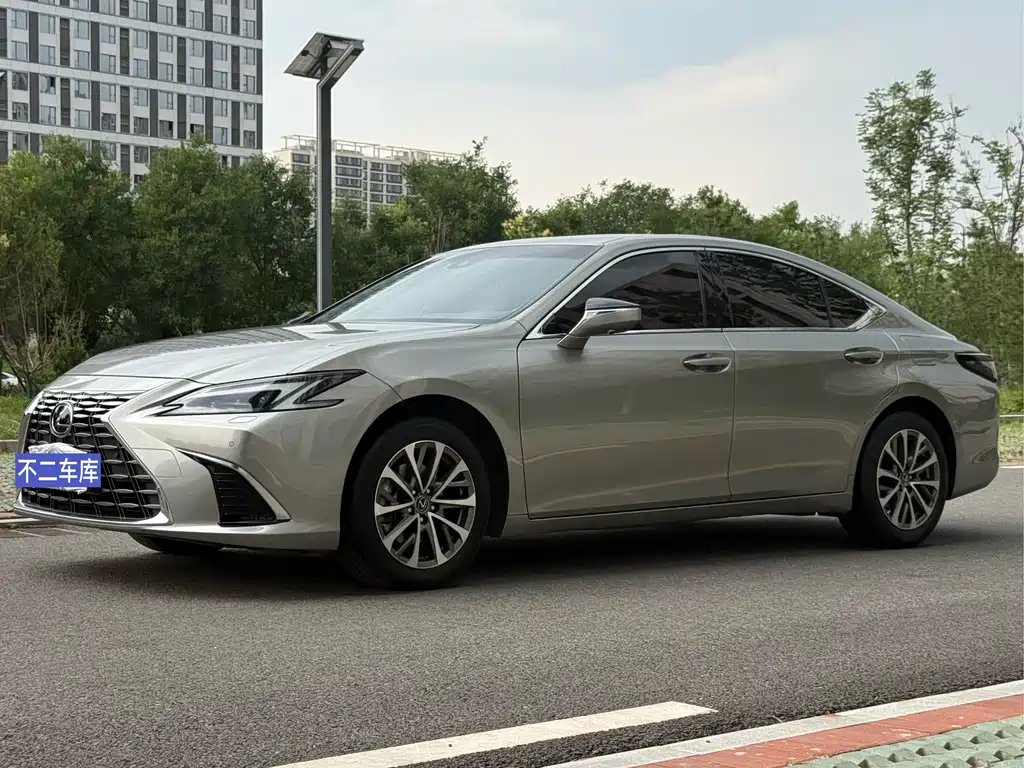 Lexus ES 2025