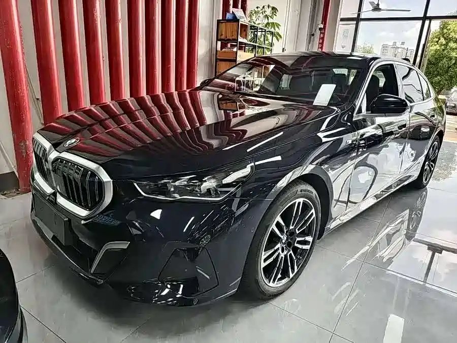 BMW 5 Series 2024 — фото 1 из 5