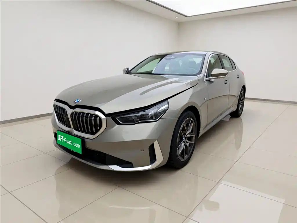 BMW 5 Series 2025 — фото 1 из 5