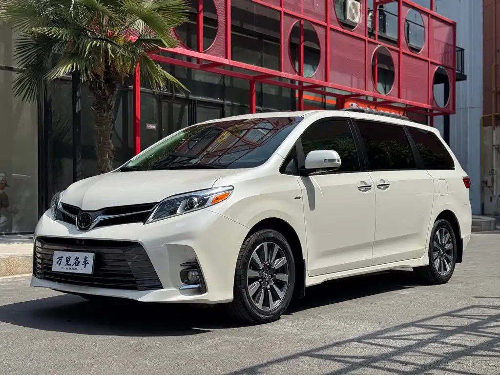 Toyota Sienna 2019 — фото 1 из 5